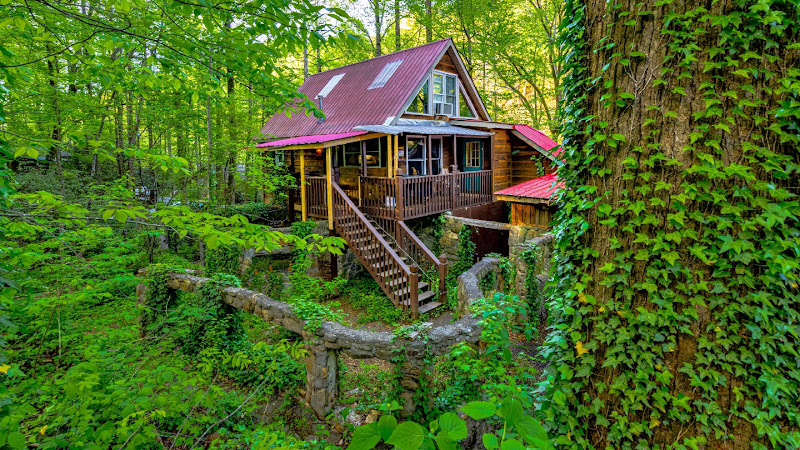 FISHERMAN'S CABIN : Riverside Vacation Retreat in Helen Ga with Hot Tub below (Sleeps 6) - Hotels in Athens, GA