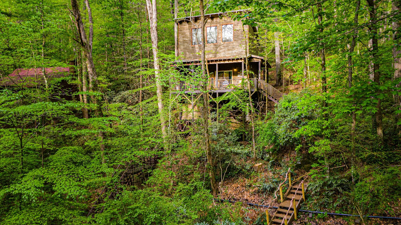 The TreeHouse - Rocking Chair Deck with Hot Tub below, Walking Distance to Downtown Helen, Sleeps 5 - Hotels in Athens, GA
